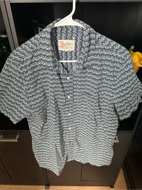 Islandhaze Men's Short-Sleeve Button-Down in Navy and White Geometric